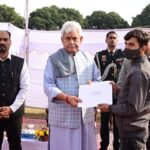 Lt Governor Manoj Sinha handed over ex-gratia cheque of Rs 10 lakhs to NoKs of each deceased National Health Mission employee (3)